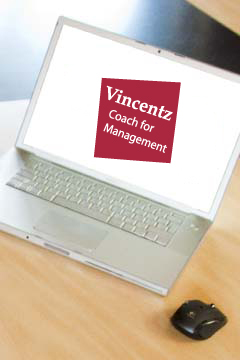 Das Vincentz - Coach-for-Management-Logo auf dem Bildschirm eines Laptops